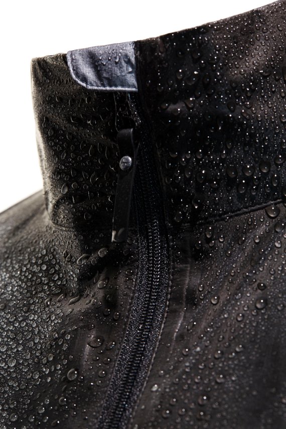 mb-gore-tex_active Eine Gore-Tex mit abperlenden Wassertropfen