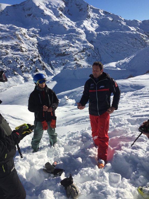 mb-lawinentraining-zuers Ein Guide der Skischule Zürs erklärt die Handhabung eines Lawinensuch-Geräts.
