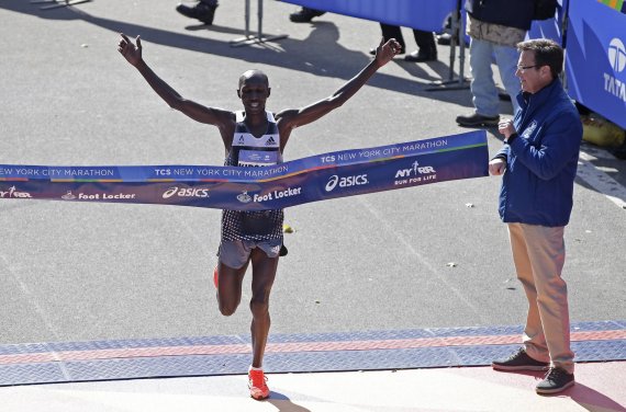 mb-151208-imago18016650h Ein Marathonläufer durchquert die Ziellinie beim NYC Marathon