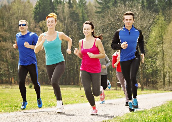 mb-laufgruppe_karriere Eine Gruppe von Joggern läuft im Park