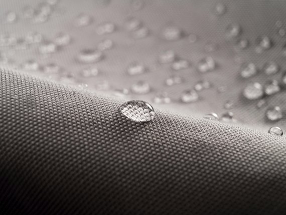 mb-GoreTex-Erfolgsgeschichte Wasserperlen auf einem Stoffstück