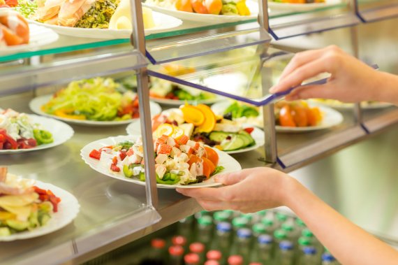 mb-Kantinenessen Hand mit Teller in der Kantine