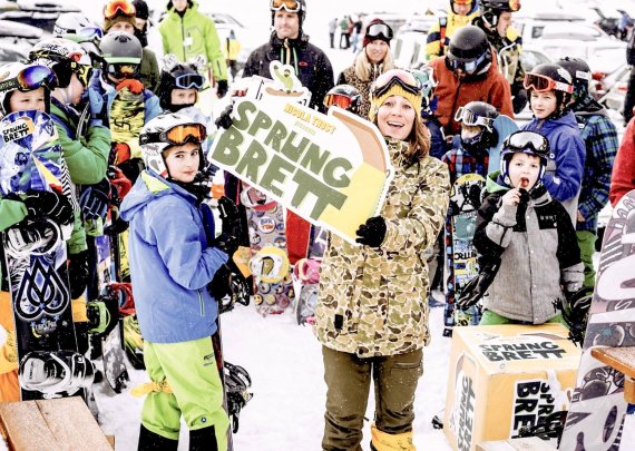 mb-en-Nicola-Thost Snowboarder Nicola Thost with the Sprungbrett initiative's kids