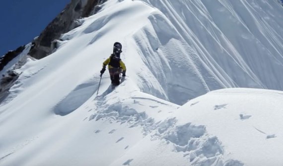 mb-en-Jones-Screenshot Jeremy Jones on an extreme snowboard tour