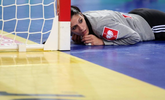 mb-engelbert_strauss_ehf Eine Handballtorhüterin schaut auf dem Boden liegend Richtung Auswechselbank