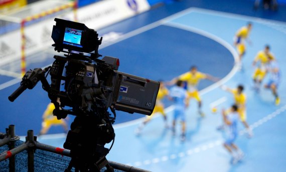 mb-handball_wm_tv_rechte Eine Kamera filmt ein Handball-Spiel