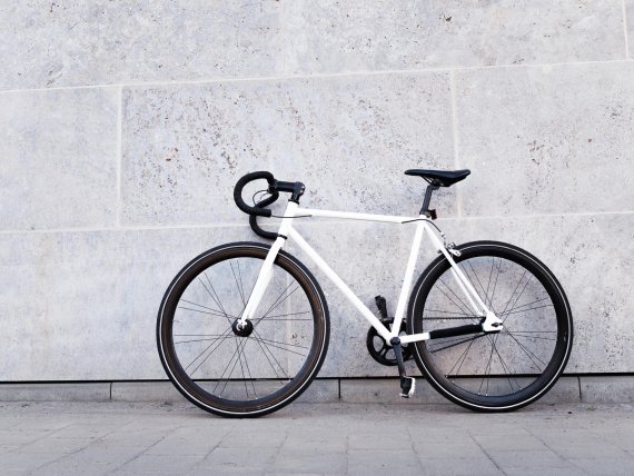 mb-en_151123-ThinkstockPhotos-468521388 Fixie-Bike leaning against the wall