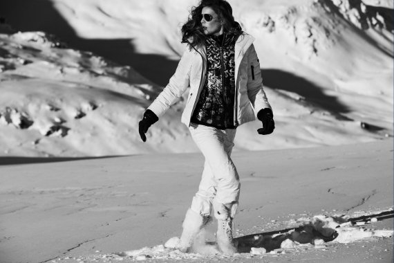 mb-allsport_macht_schluss Frau läuft im Schnee in Allsport-Kleidung