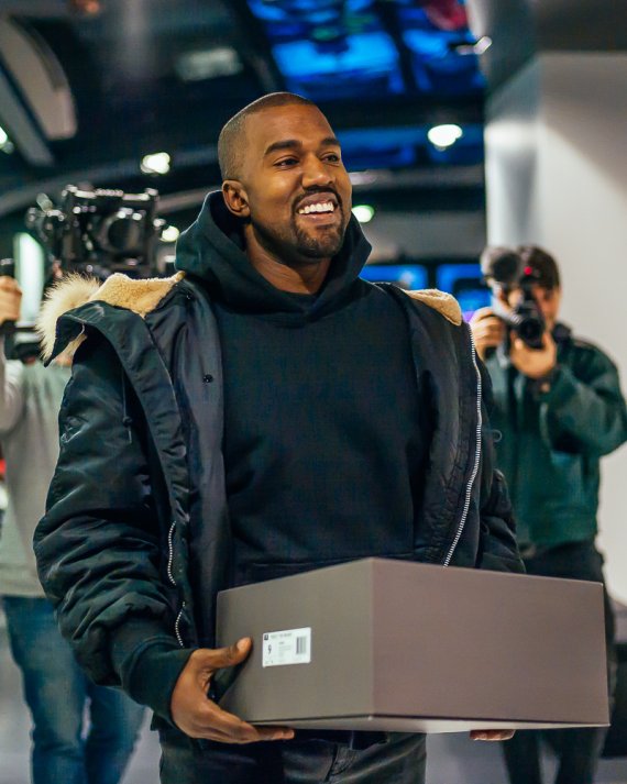 mb-adidas_west1 Kanye West hält einen Schuhkarton