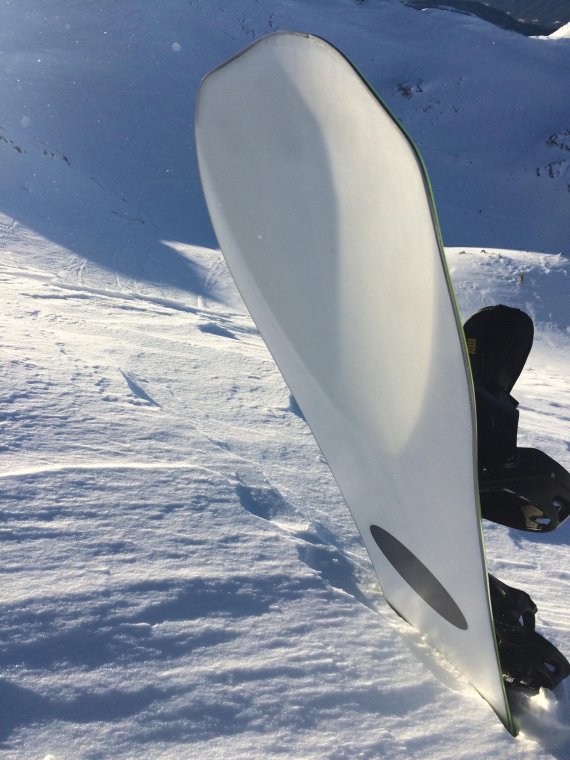 mb-ITV_alex_warburton_yes2020snowboards3 Tiefe Konkaven an Tip und Tail des 20/20.