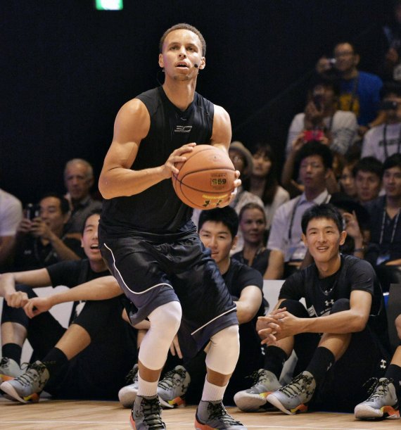 mb-Curry_Wurf Steph Curry von den Golden State Warriors