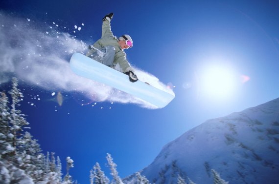 mb-world_snowboard_day Eine Snowboarder springt einen Hang herunter
