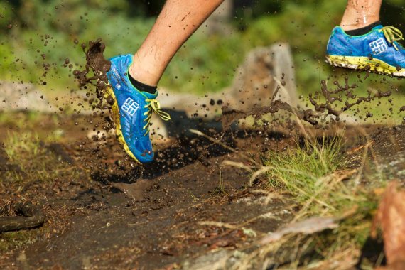 mb-outdry_utmb Ein Jogger läuft durch Schlamm