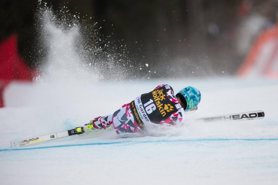 Heftiger Einschlag: Matthias Mayer crasht in Gröden, der Ski-Airbag löst aus