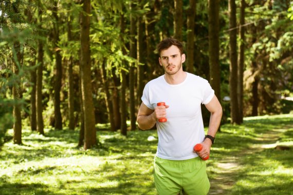mb-en-Laufen-Traumfigur Runner in the woods