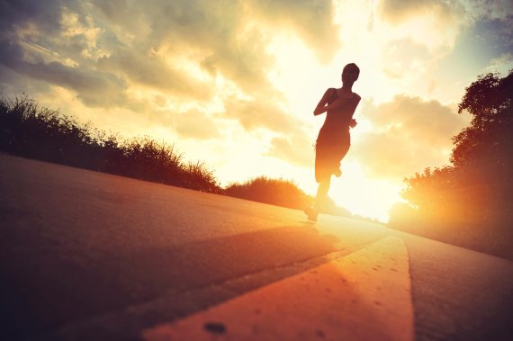 mb-en-fozzy_zukunft_sport A woman running at sunset