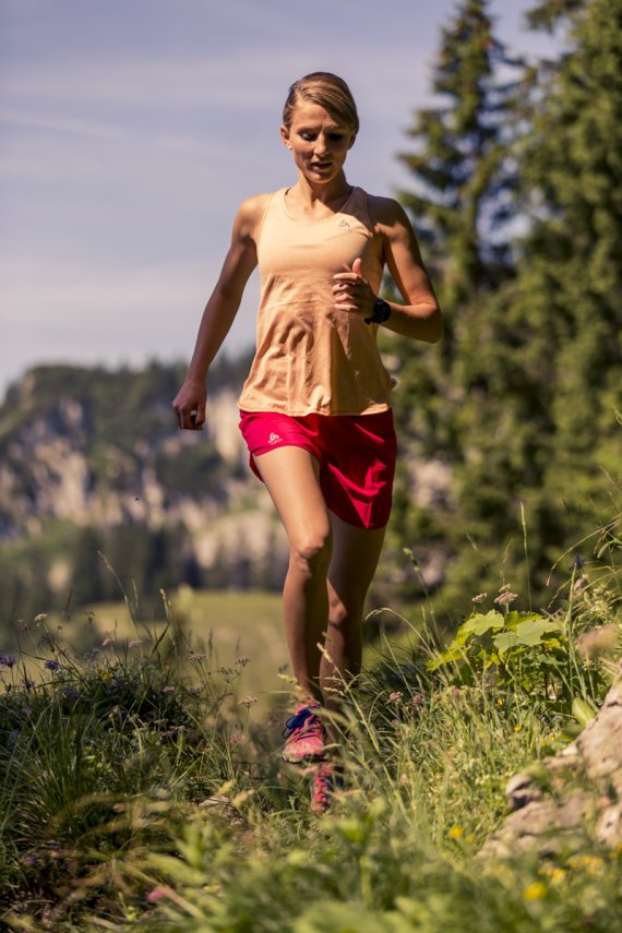 mb-schoemburger_teil2_3 Frau joggt auf Wiese