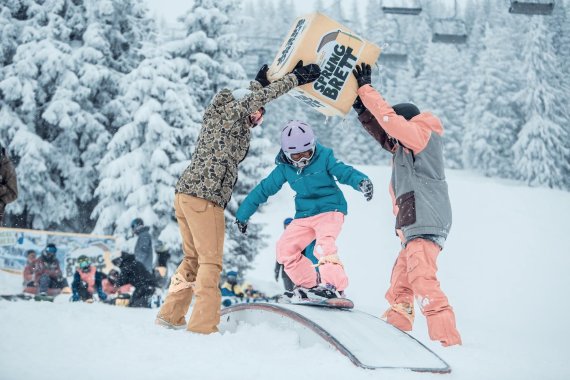 mb-Thost_Aktion_Sprungbrett Kind fährt mit Snowboard über eine Halfpipe