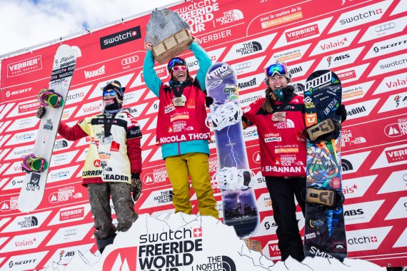 mb-Thost_Interview_2 Nicola Thost steht auf dem Siegerpodest und reckt Pokal nach oben
