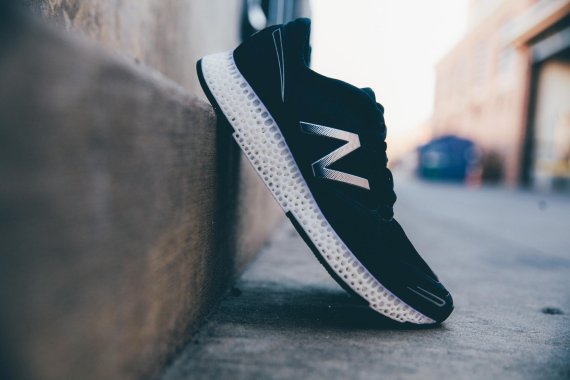 new balance minimus black and gold