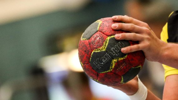mb-kempa_schweden Ein Handballer hält einen Kempa-Ball