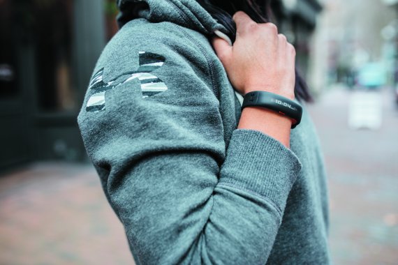 mb-under_armour_fitness Ein Mann trägt ein UA Band und einen Under-Armour-Pullover
