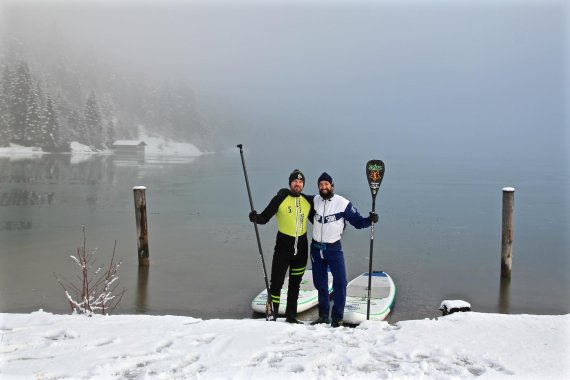 mb-sup_du_im_schicken_gelben_mit_einem_der_typen_vor_dem_wasser Mario Stecher (r.) und ISPO.com Redakteur Flo Pertsch nach der Ausfahrt