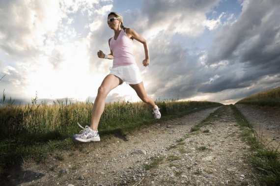 mb-Running_Frau Frau läuft auf einem Schotterweg