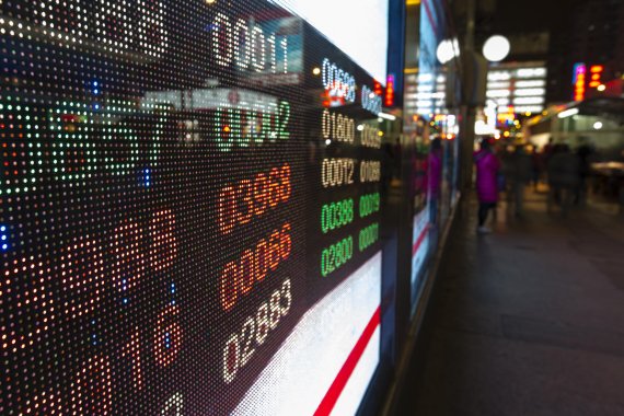 mb-china_boersenstopp_en The leading stock exchanges in Shanghai and Shenzhen halted trading in the morning of Jan. 7 – just a few minutes after business had started.