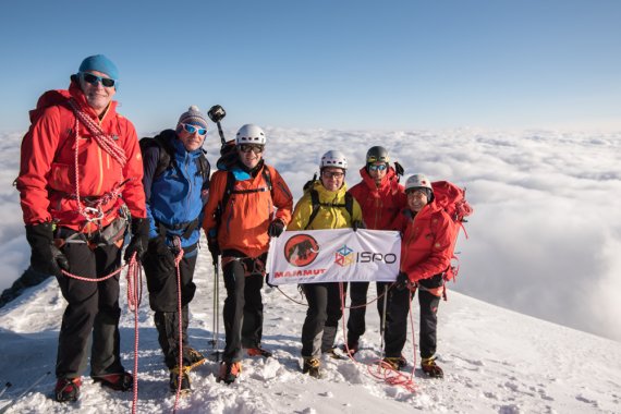 mb-MB-ISPO-Schild ISPO und Mammut beim Aufstieg auf den Mont Blanc.