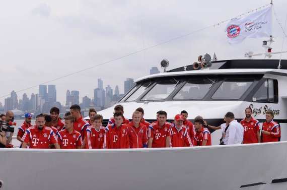 mb-en_bayern_yahoo The FC Bayern squad in New York City.