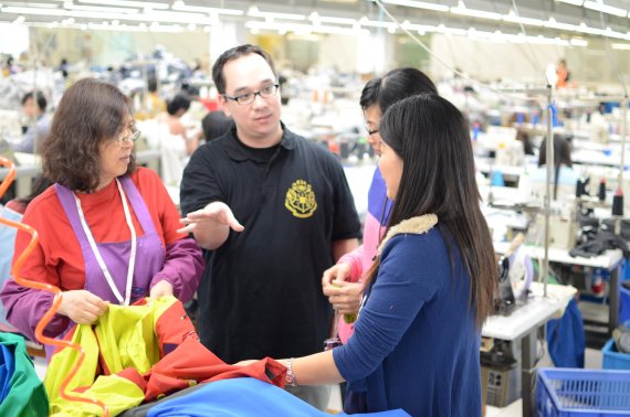 Prof. Dr. Nick Lin-Hi speaks with women in the factory