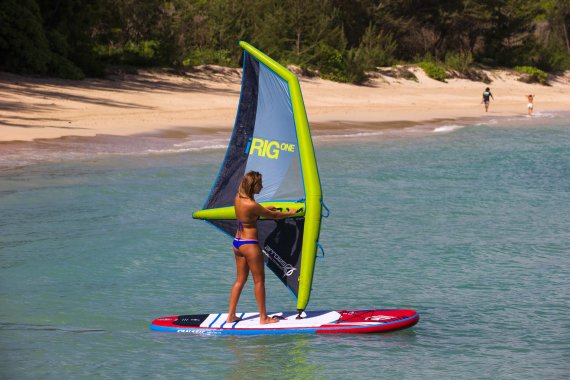 mb-irig Frau beim Windsurfen.