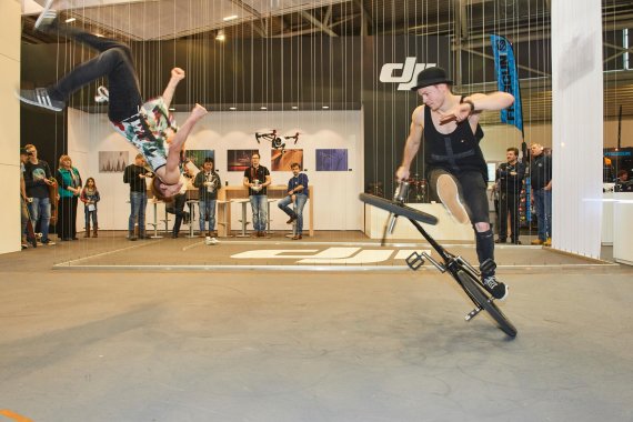 mb-Chris-Boehm-auf-der-ISPO BMX-Star Chris Böhm (r.) gemeinsam mit Mark Pipper vor dem DJI-Stand auf der ISPO MUNICH.