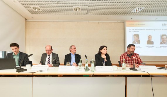 mb-bsi_ispo From left: Dr. Heinz-Dieter Quack (Hochschule Braunschweig/Wolfenbüttel), Siegfreid Paßreiter (Fischer + Löffler) Nicole Espey (BSI), Andy Schimeck (Marmot Mountain Europe GmbH and Vice President of BSI).