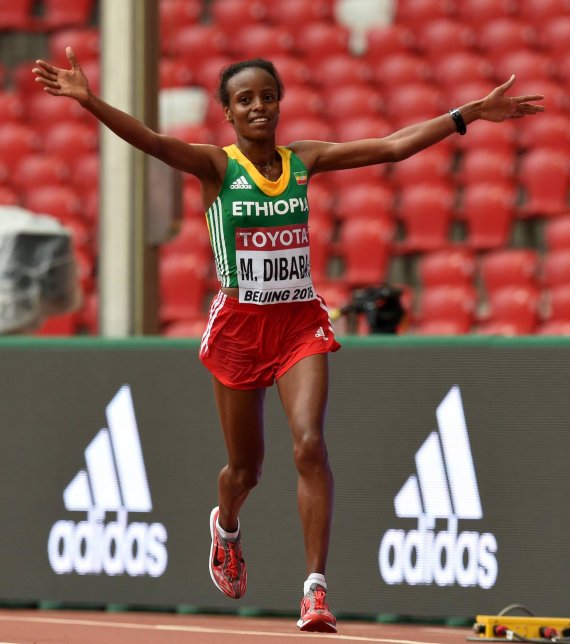 mb-160125-imago20910516h Mare Dibaba beim Marathon-Zieleinlauf