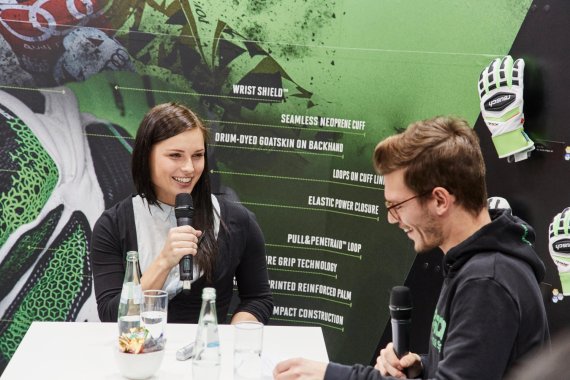mb-Anna-Fenninger-3 Anna Fenninger besuchte den Reusch-Stand auf der ISPO MUNICH 2016