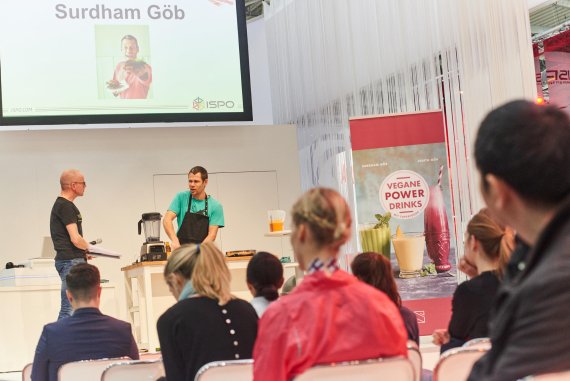 mb-Surdham-Boeb-ISPO Surdham Göb kocht auf der ISPO und erklärt, wie veganes Essen richtig gut schmeckt.