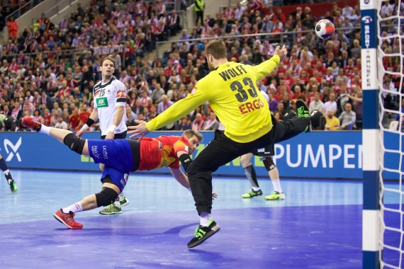 mb-Handball-WM-TV-Rechte Andreas Wolff, Torwart der deutschen Handball-Nationalmannschaft, pariert einen Wurf.