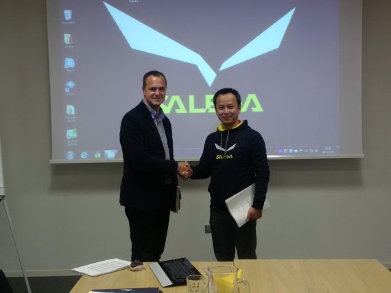 mb-en_salewa_tutwo New partners for the Chinese market: Massimo Baratto (left), CEO of Oberalp Group (Salewa), with Yu Tingtao, product director at Tutwo.