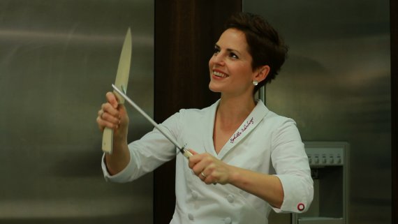 mb-Sybille-Schoenberger Wetzt die Messer nur in der Arbeit: Star-Köchin Sybille Schönberger kocht zu Hause nicht auf Sterne-Niveau.