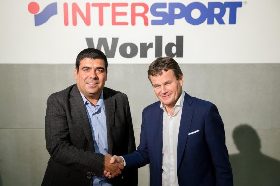 Willkommen in der Intersport-Familie: der chilenische Sporthändler Cristian Córdova (links) mit dem CEO der Intersport International Corporation, Franz Julen.