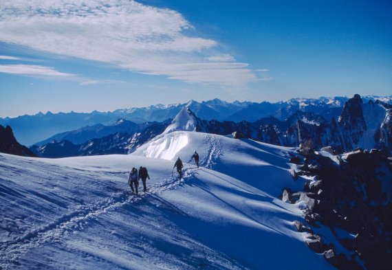 mb-160215-ThinkstockPhotos-57577296 Für Körper und Seele: Eine Skitour durch die verschneite Bergwelt ist eine wunderbare Sache.