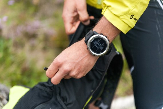 mb-Smartwatch-Garmin-Outdoor The industry’s next goal: Smartwatches must be even better equipped for sports and outdoor activities. Enter the Garmin fenix 3.
