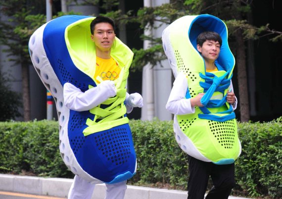 mb-China_Runner_Riesenschuh The Olympic bid is seeing a running boom: Running is becoming more and more popular in China