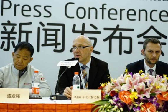 mb-Peking-PK Auftakt in Peking: Klaus Dittrich (Mitte), Vorsitzender der Geschäftsführung der Messe München, und Thomas Mur (r.), Managing Director der Messe Bozen, und Sheng Faqiang (l.), Chairman von Toread, begrüßen die Gäste auf der ISPO BEIJING 2016.