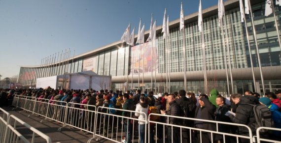 mb-beijing-besucher-tickets They all want to be a part of it: Visitor at the opening day of ISPO BEIJING.
