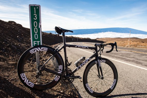 mb-amer_enve Enve-Fahrrad auf Straße in Nord-Hawaii.