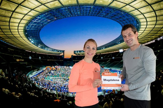 mb-Neuner-B2RUN-Olympiastadion She will be the new brand ambassador: Magdalena Neuner will also be starting at the finals in Berlin with B2RUN Managing Director Lars Gerling (r.).