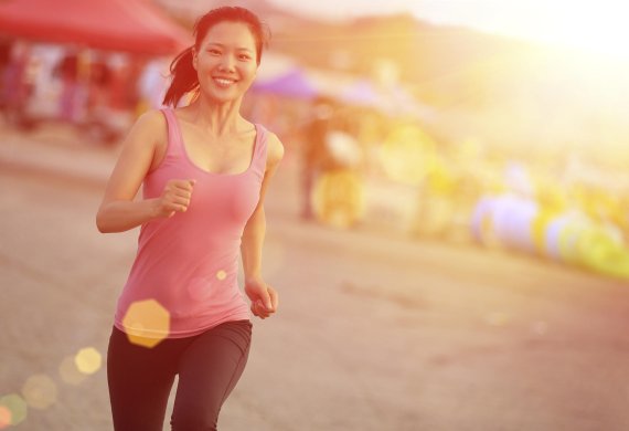 mb-china_laueft A Chinese woman runs at sunset.